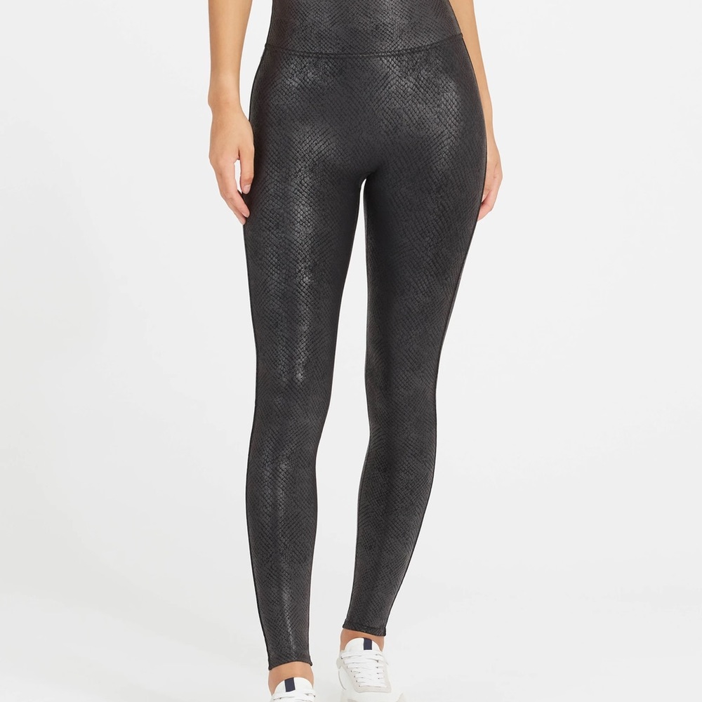 Spans faux leather, pebbled leggings, size medium